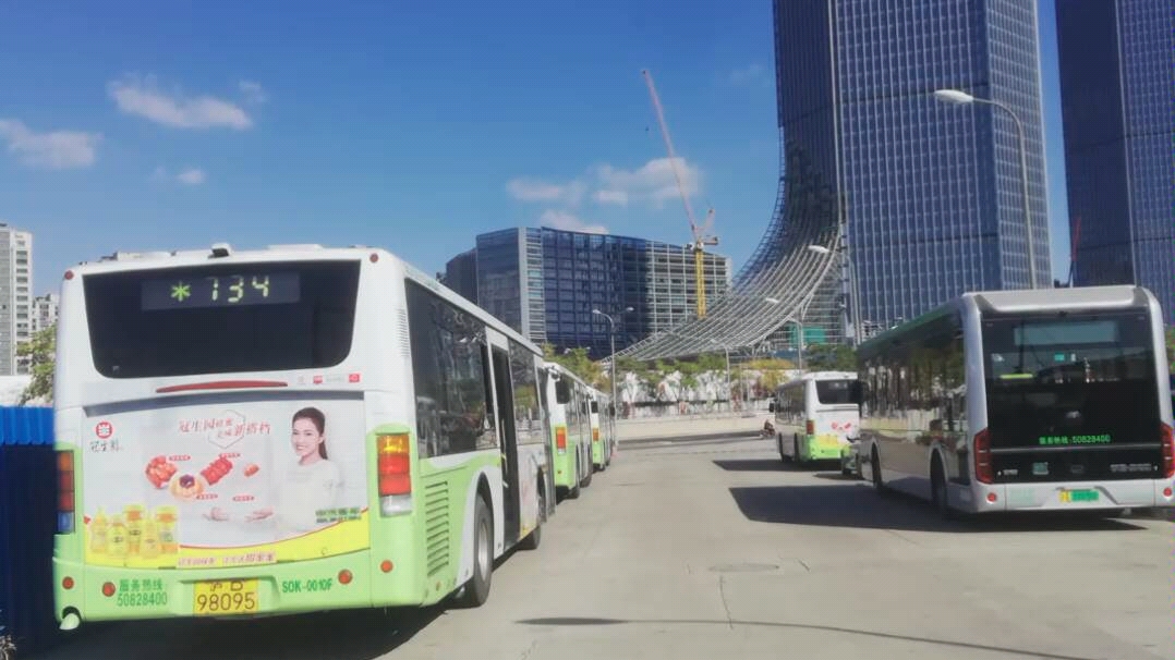 上海申通地铁02015号车娄山关路站进站