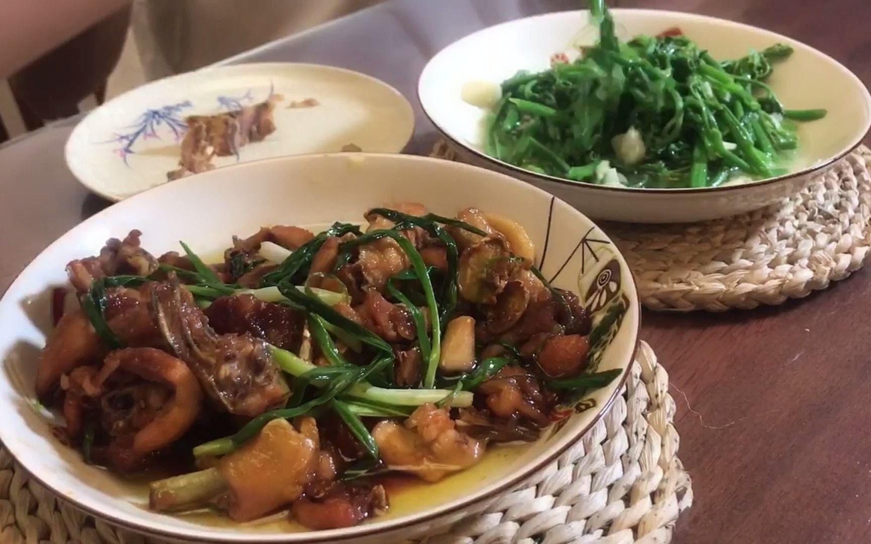 吃鸡看广东,今天做一份粤菜家常菜:葱姜炒鸡.