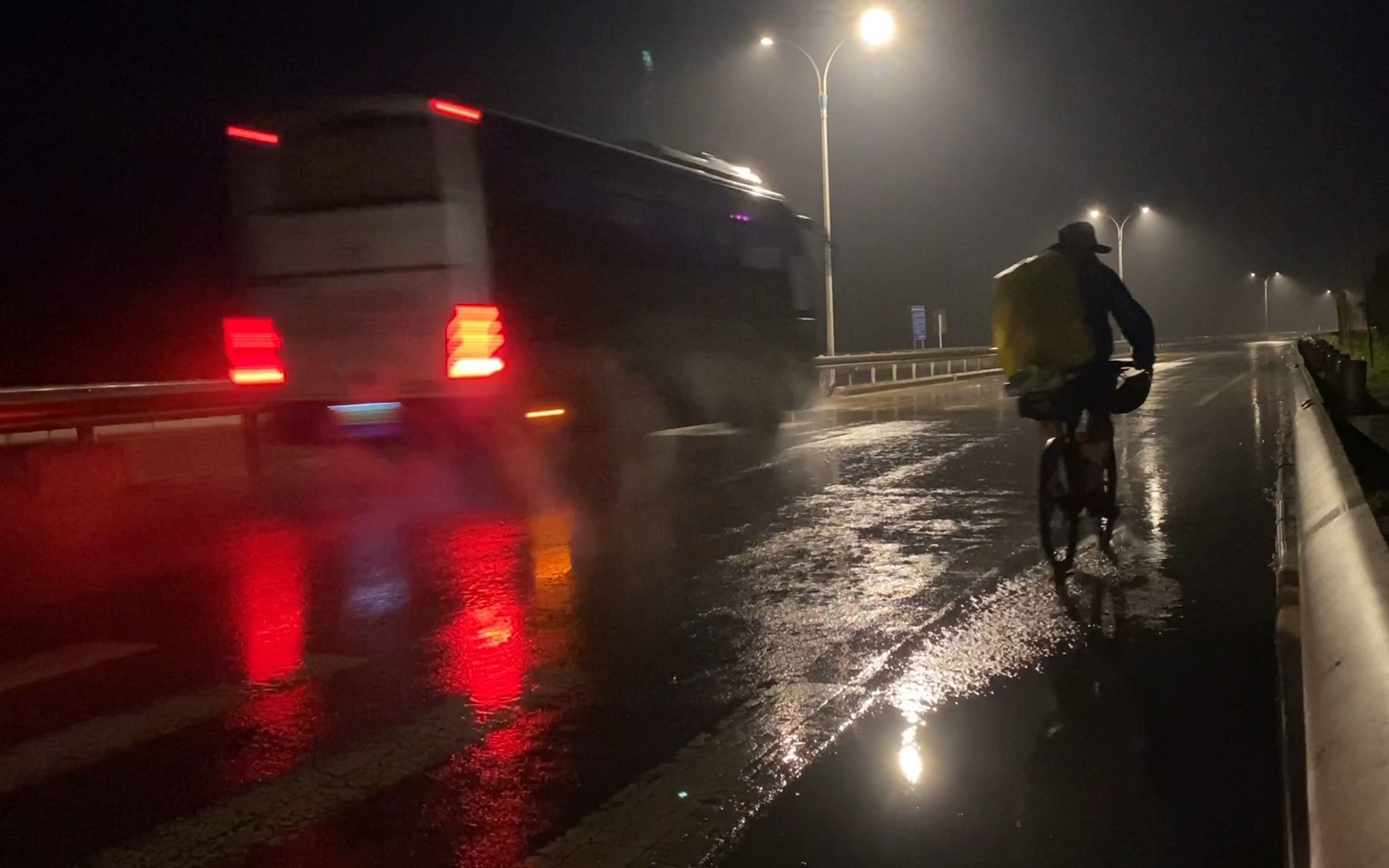 ...梁济运河段,全天阴雨骑行,沿途吃了济宁名吃甏肉干饭,为躲避大雨到村里避雨,热心山东大哥邀请进屋给饮料喝,晚间中雨夜骑30公里到达鱼台县哔...