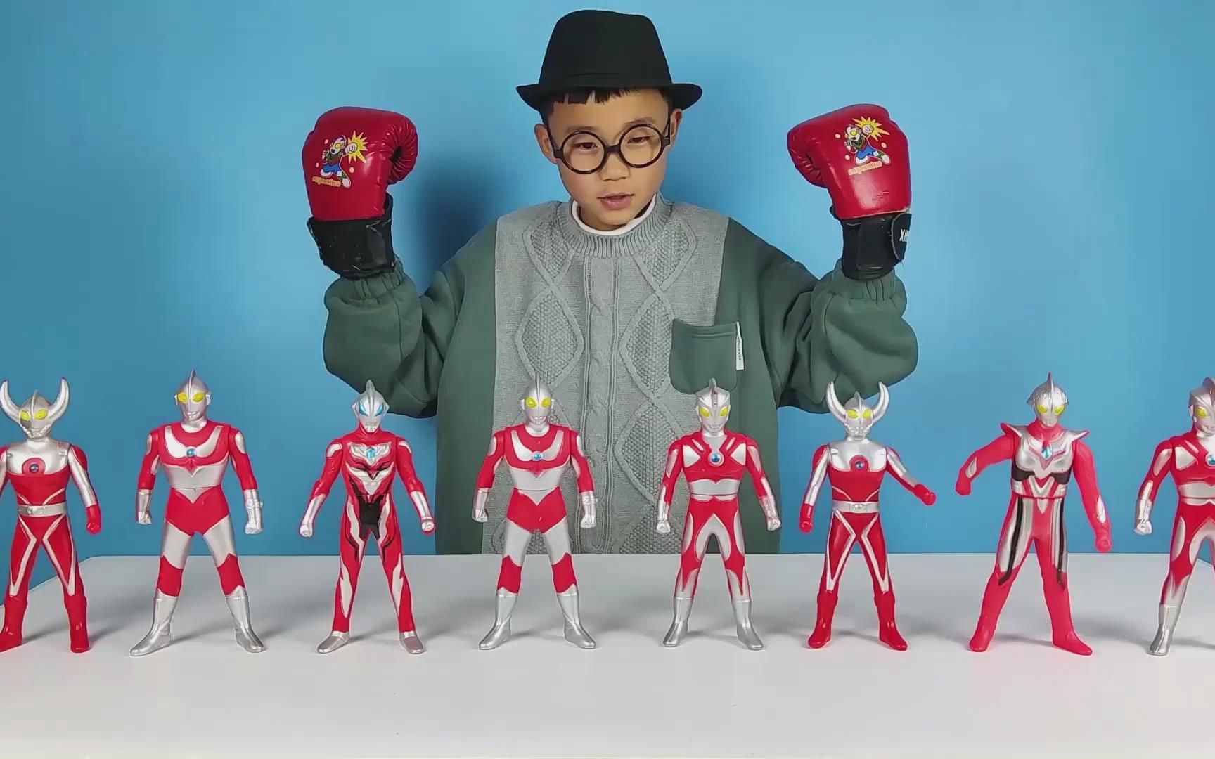 迷你特工队给小泽带来了猴子爬绳玩具和恐龙飞盘玩具,非常好玩