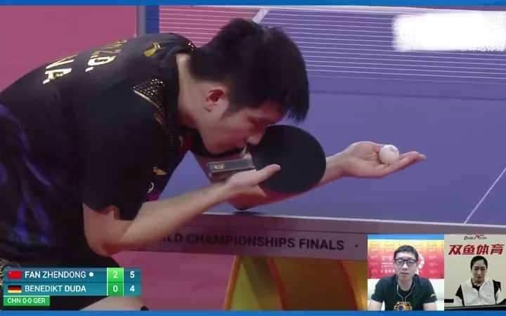 许昕看到看台上站着加油的三位国乒教练,调侃道:你看又来了,没板凳