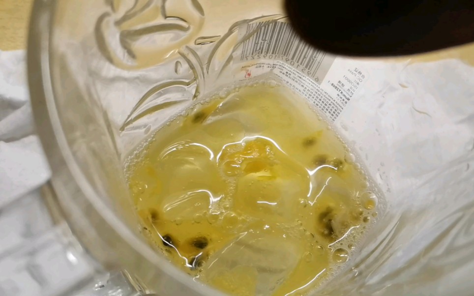 浅吃一下百香果茶里的冰块