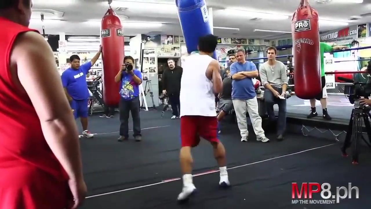 「击打合集」 帕奎奥对着沙袋 像机关枪一样的又脆又重的连击