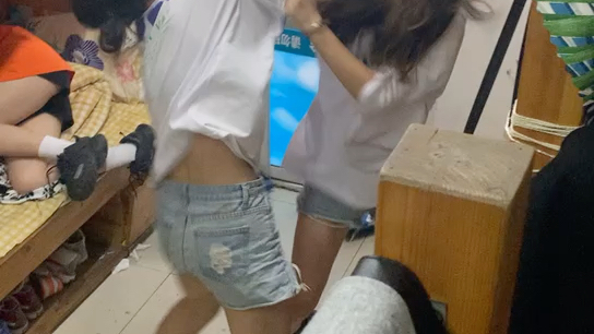 宿舍干起来了