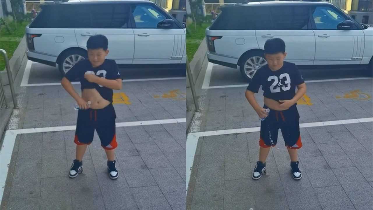 腹肌开瓶盖?小男孩实力演绎一旁同学爆笑不止,网友:真相了