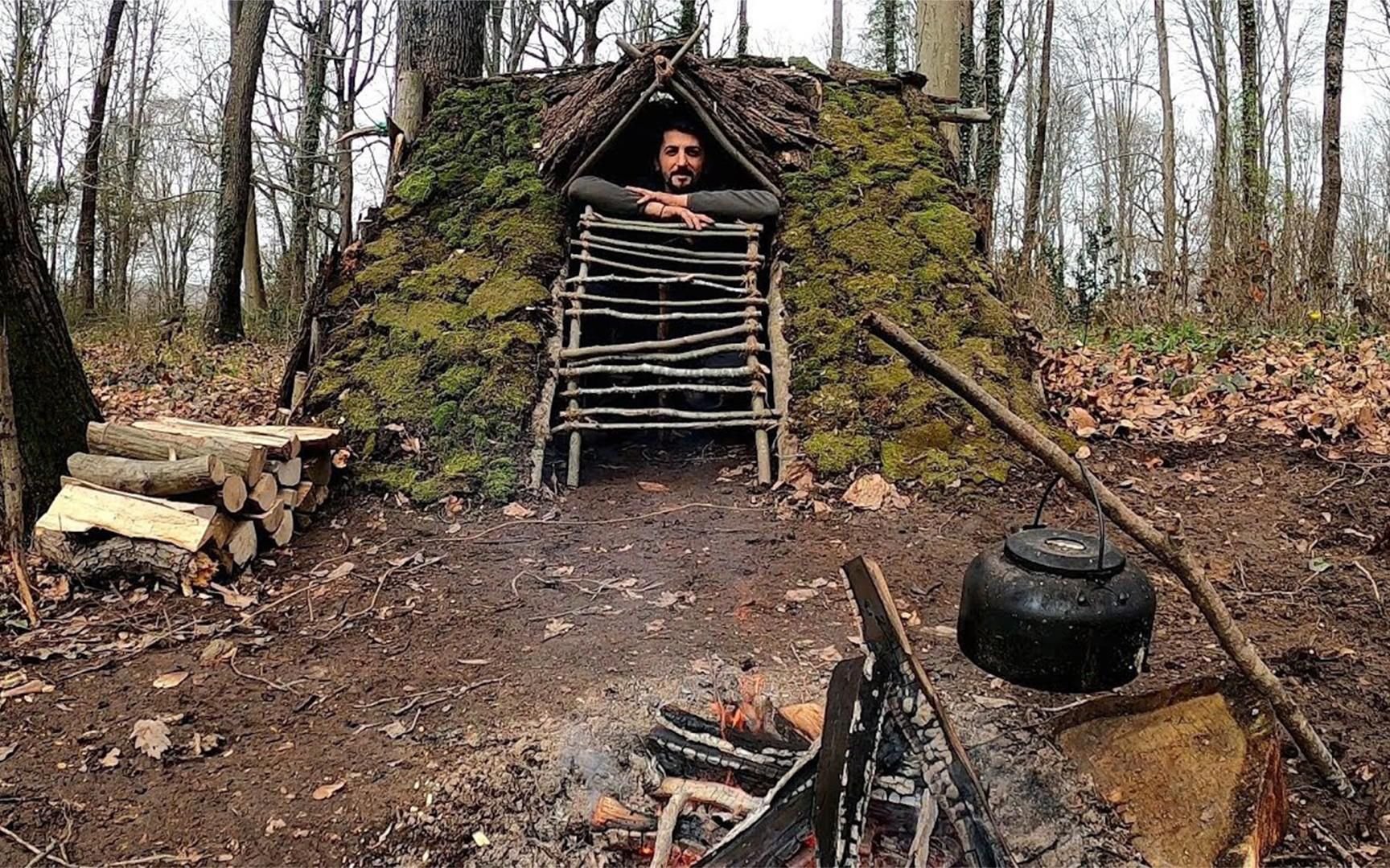 野外生存:小伙在丛林使用纯手工搭建庇护所,"吃东北大乱炖"
