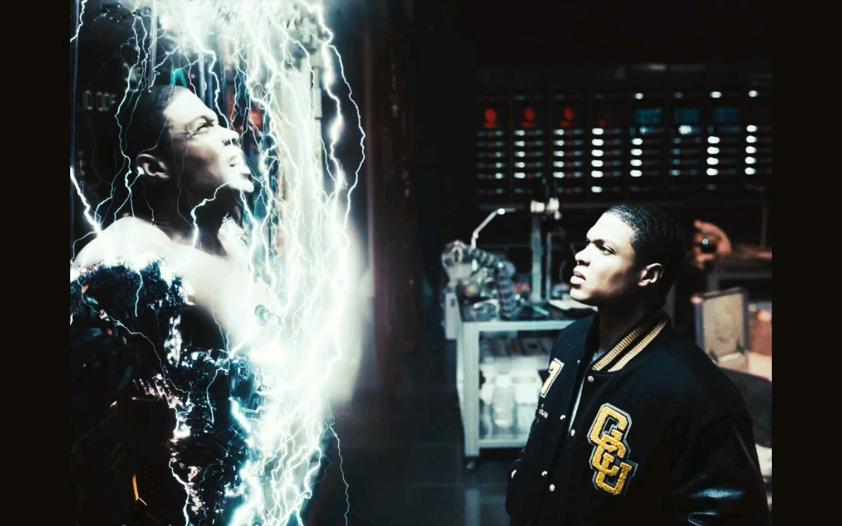 正义联盟中钢骨的扮演者雷费舍炮轰尾灯的原因找到了