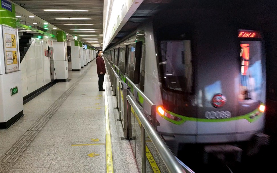 上海地铁2号线02a05型列车(绿灯侠)02089号车徐泾东方向离开世纪大道