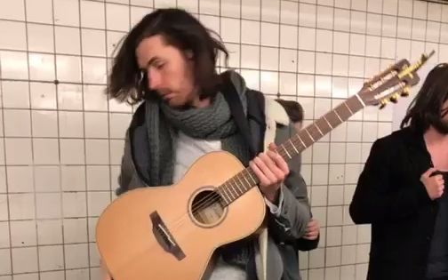 [图]【Hozier】猴子 纽约地铁站Take me to church等脱麦清唱 全场半小时  19年3月6