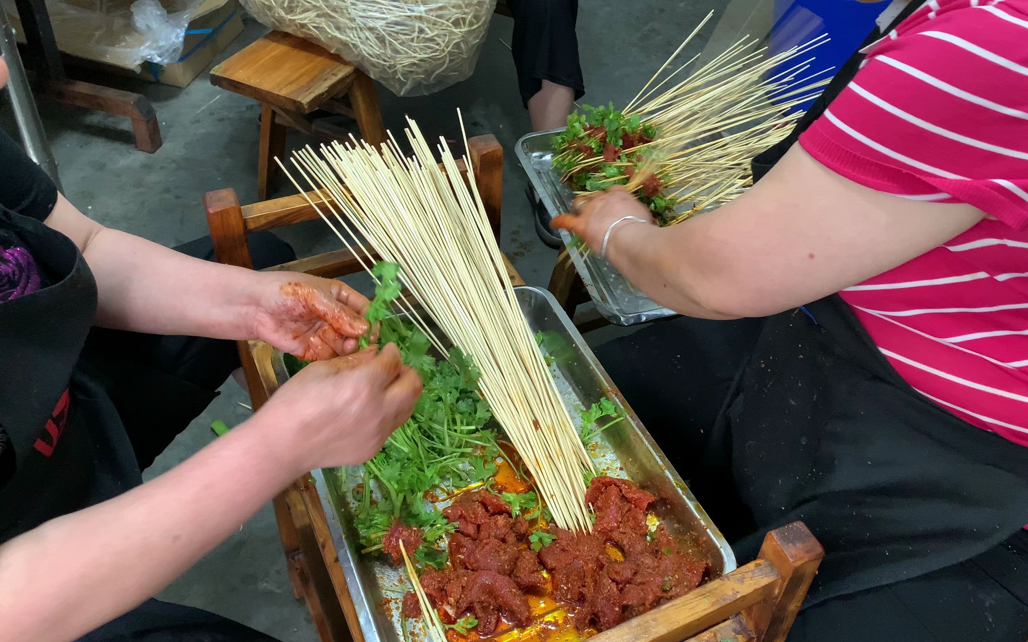 成都串串后厨制作实拍香菜牛肉串哔哩哔哩bilibili