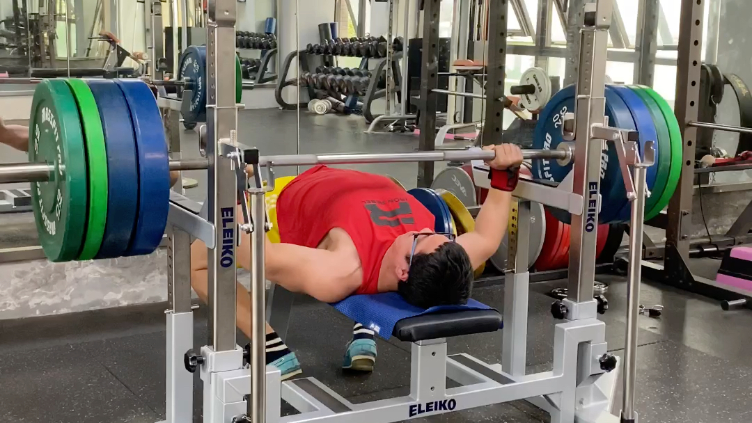 140kg底部停顿推