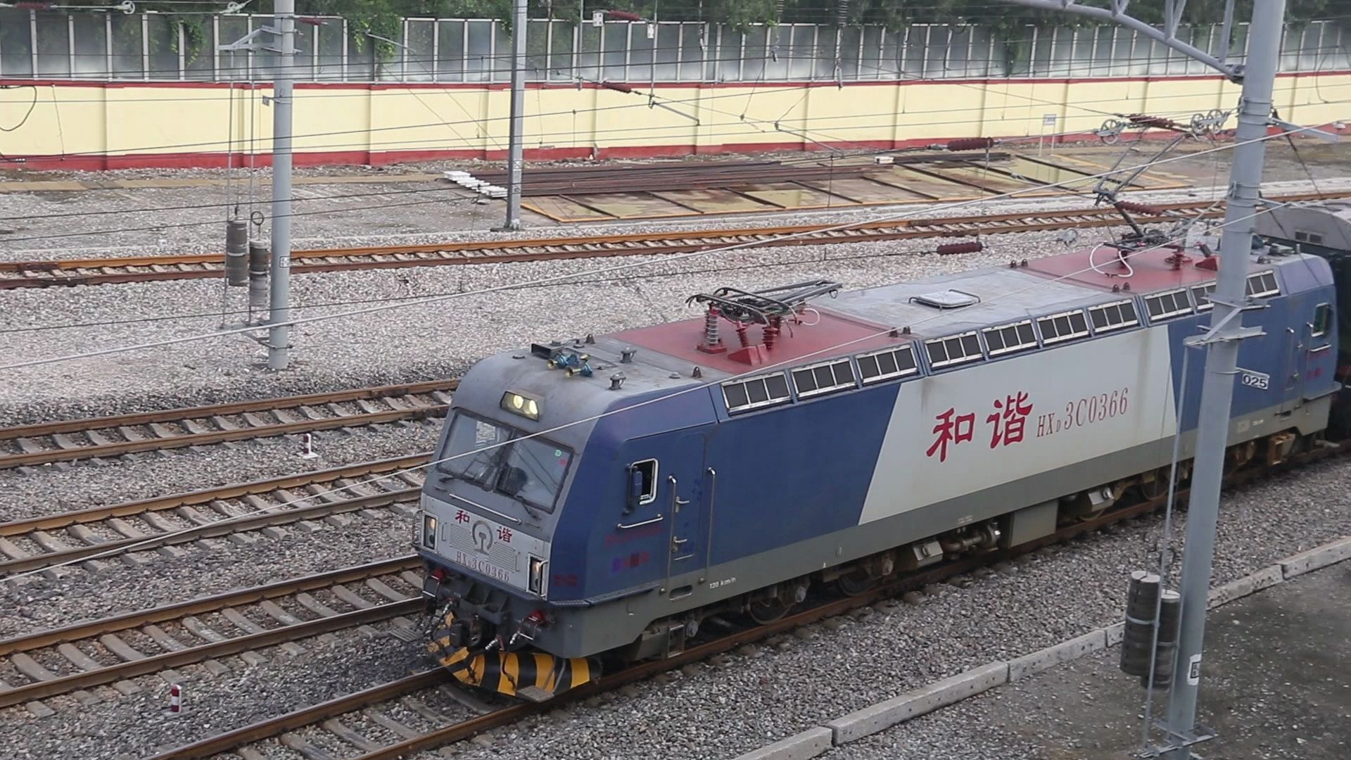 京局邯段hxd3c-0366牵引k7705次(北京-邯郸)进入京广线保定站_哔哩