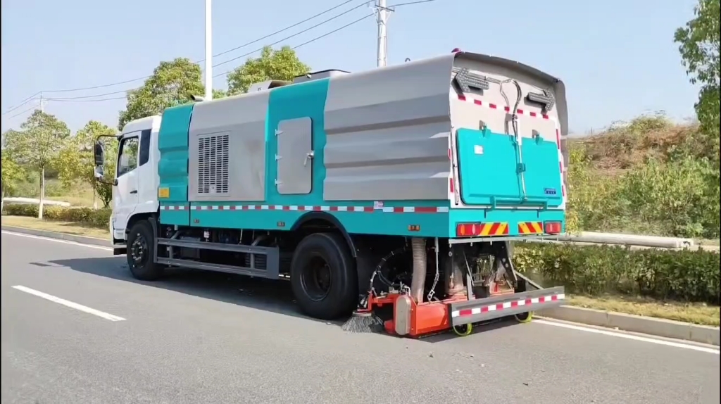 干湿两用道路吸尘车 东风天锦后置吸尘车,康明斯230马力发动机,法士特
