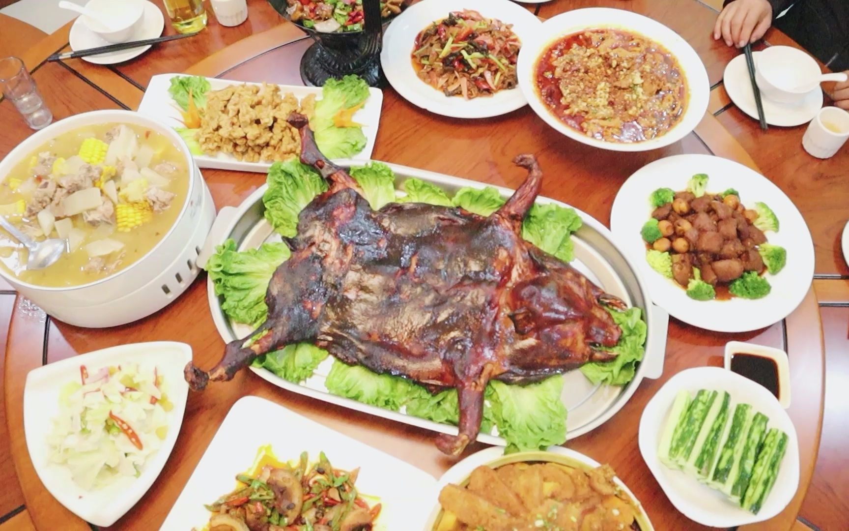 全猪宴定版,农家养殖的生态猪再加上厨师的烹饪制作,就变成了丰盛美味