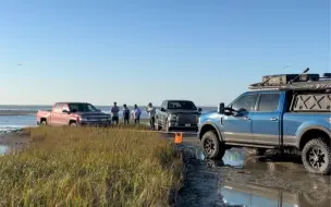 Скачать видео: 在德州救援了几个老外，车队超级豪华阵容