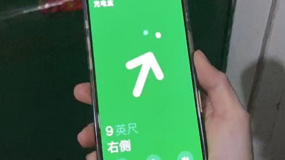 女生遗失上千元苹果耳机,随后用苹果定位追踪目标,呼叫民警陪同终于寻回!