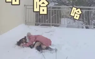 Download Video: 搞笑的事情，都发生在下雪天.金玉良缘氛围舞。#网红美女