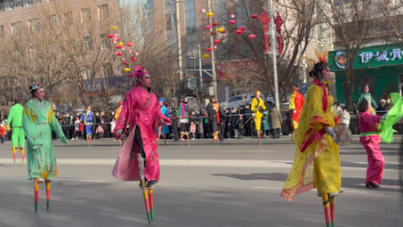 [图]元宵节社火踩高跷～