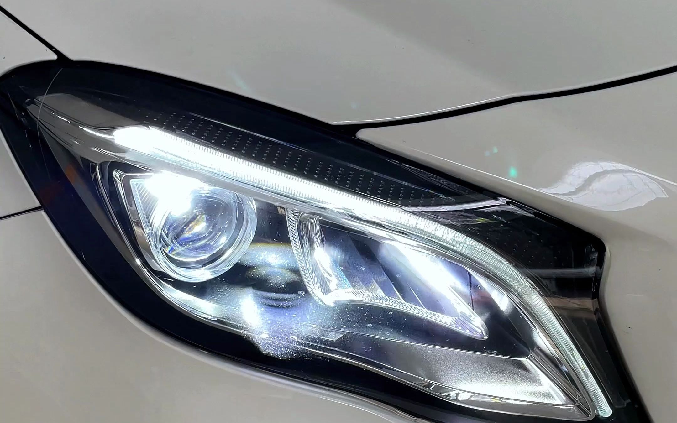 奔驰gla200卤素灯改led灯双光透镜大灯