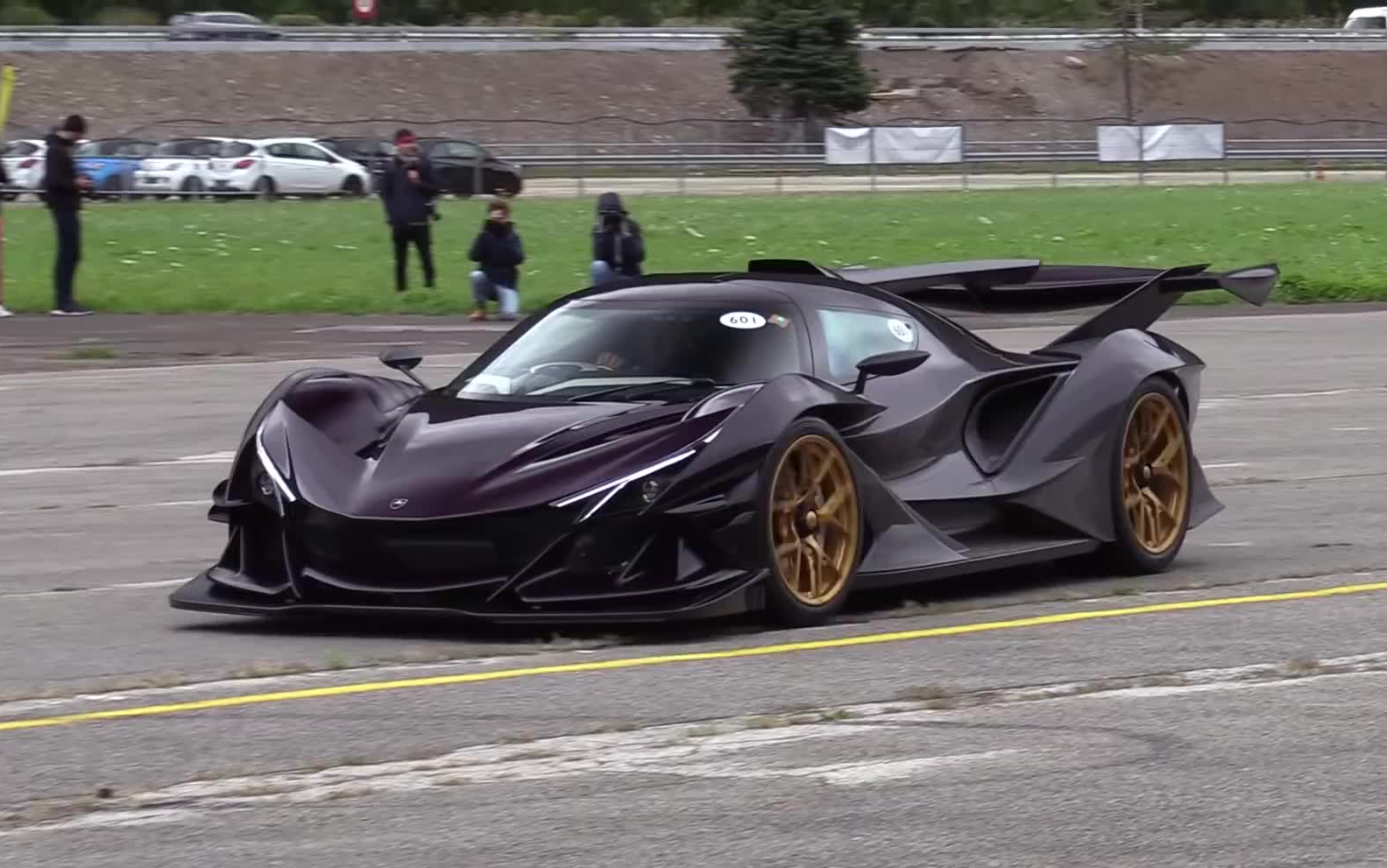 apollo阿波罗ie在简易机场加速试跑听一下v12的声浪多骚吧