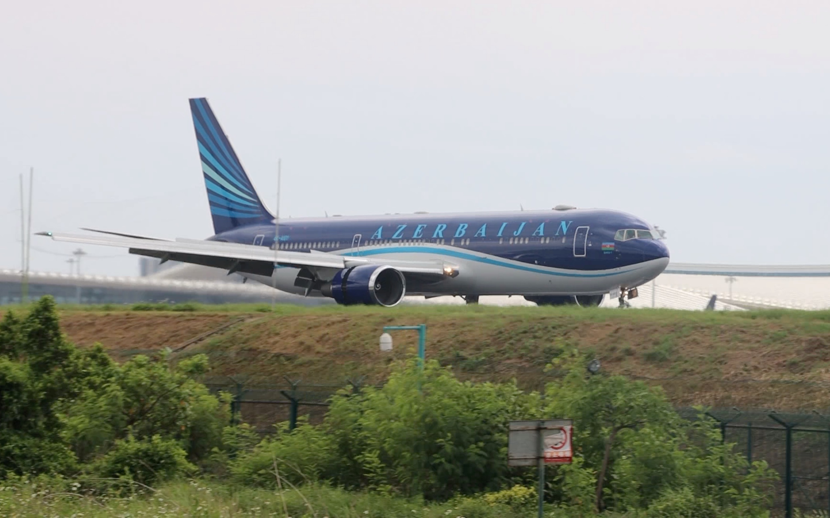 阿塞拜疆航空767-300er落地厦门高崎国际机场23跑道_哔哩哔哩_bili