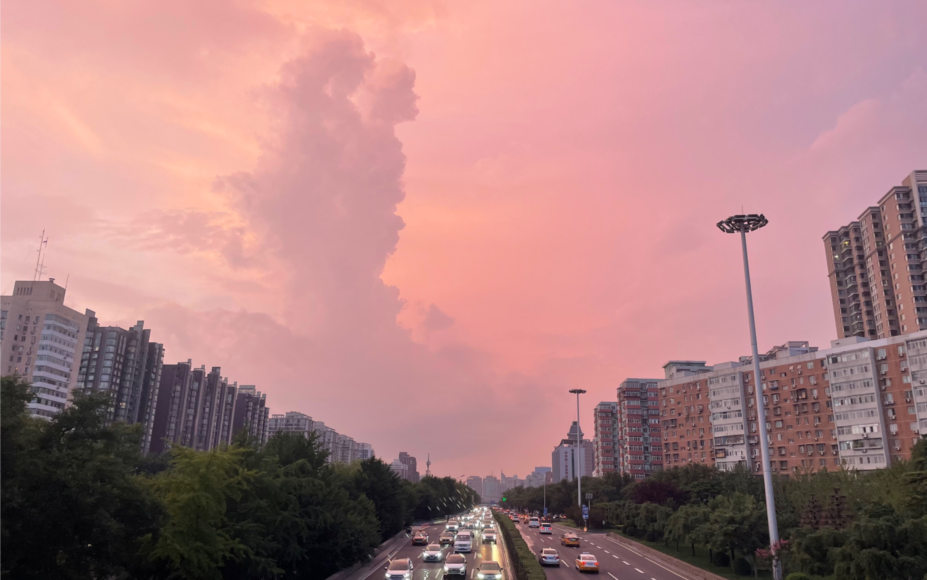 周末了天空中粉色的云朵营造着梦幻的氛围