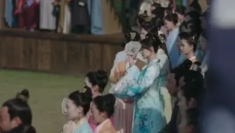 从艳丽到清雅的衣服，从勾栏样式到正经发髻，墨兰最终还是成了正经当家主母的样子