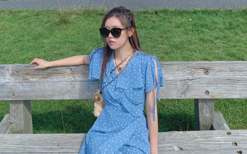 春天穿什么连衣裙#新款上市～blackpink朴彩英rose同款蓝色波点荷叶