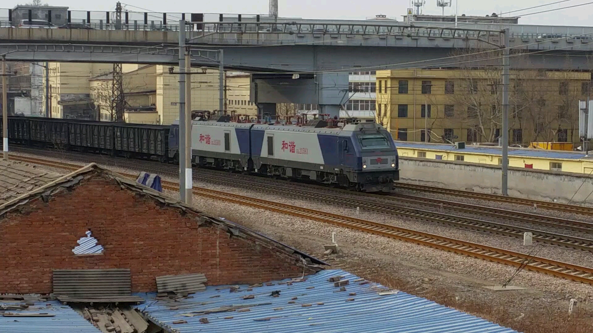 石德线hⅩd2河马牵引全列空车c70e通过中储桥hⅩd21593a和hⅩd21593b