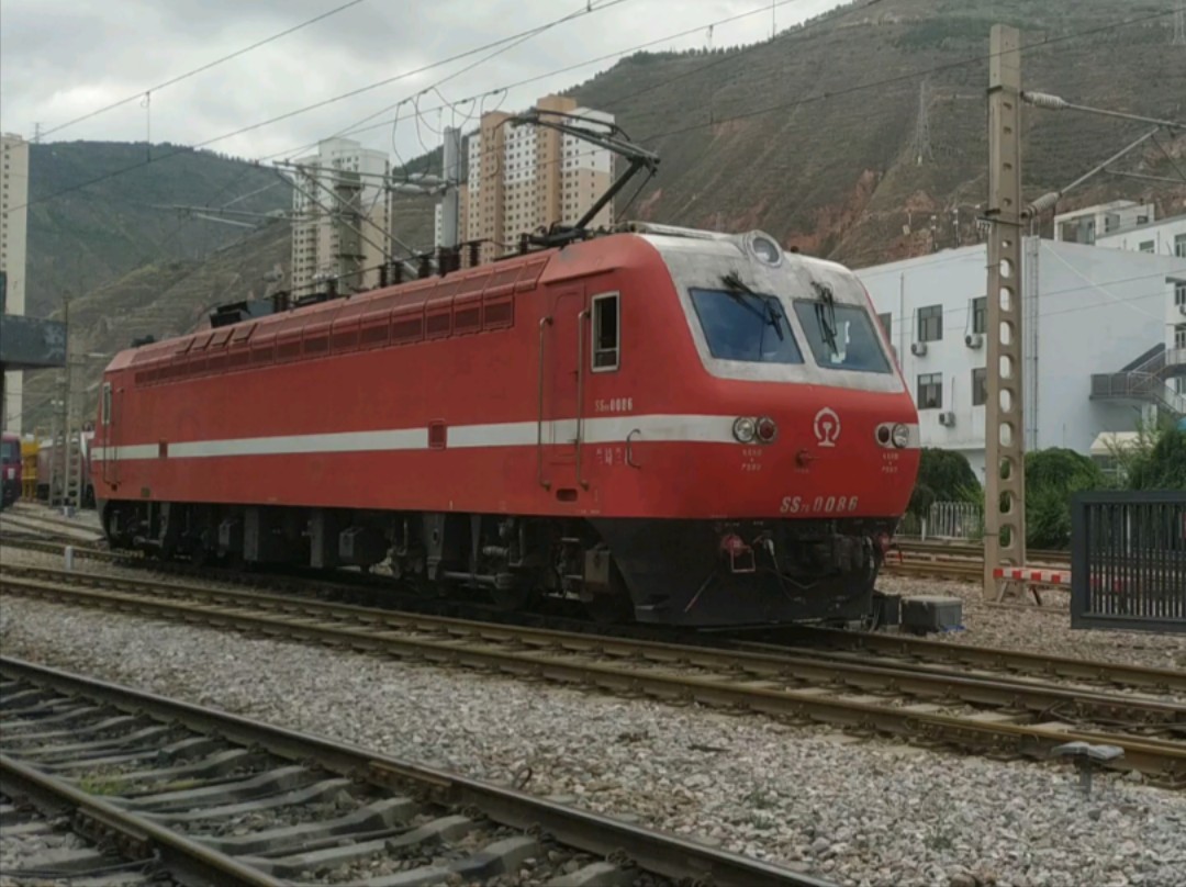 【兰州西机务段兰州整备车间】兰局兰段ss7e-0086驶离兰州整备车间