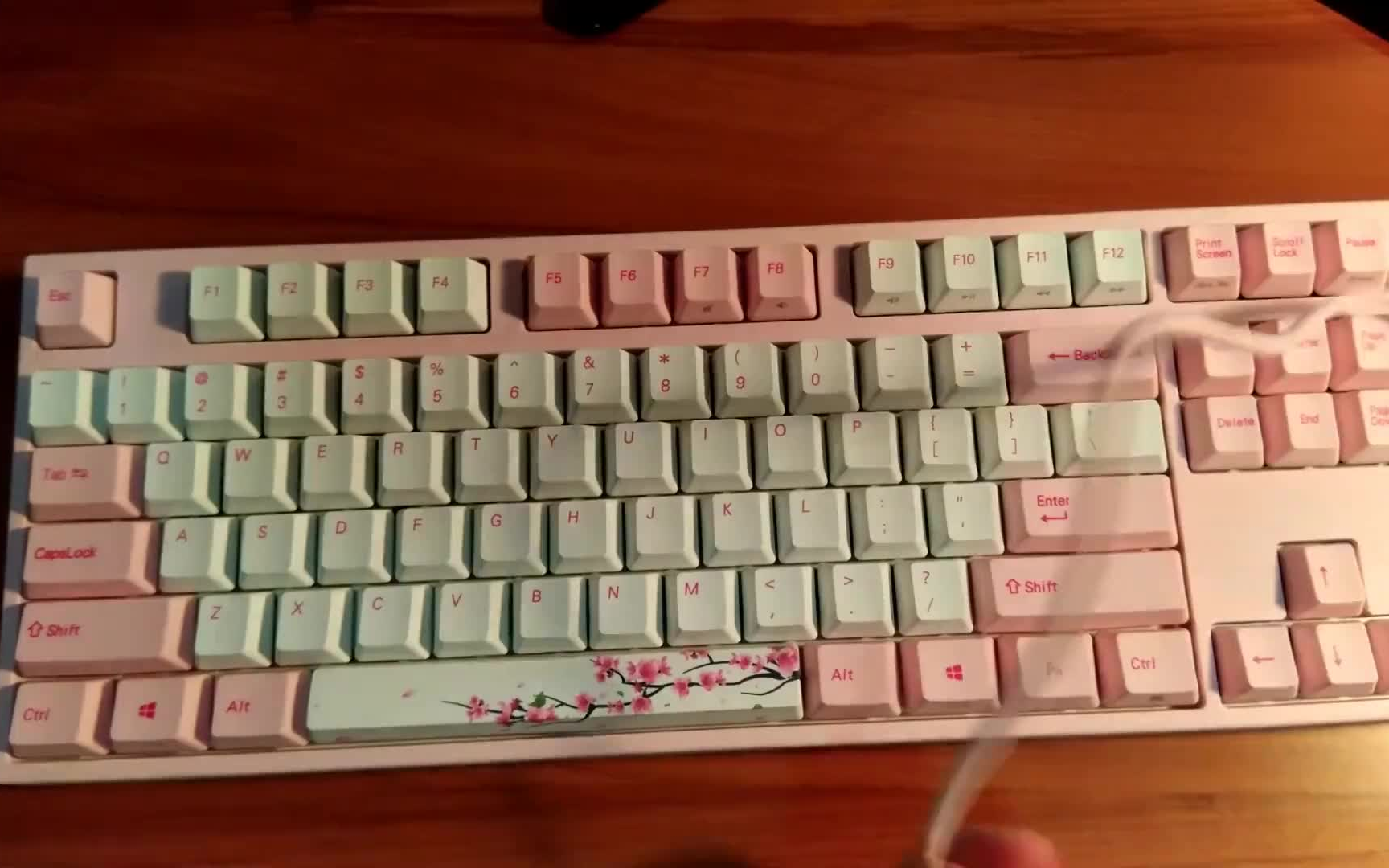 varmilo 阿米洛樱花粉键盘开箱 樱桃红轴_哔哩哔哩_bilibili