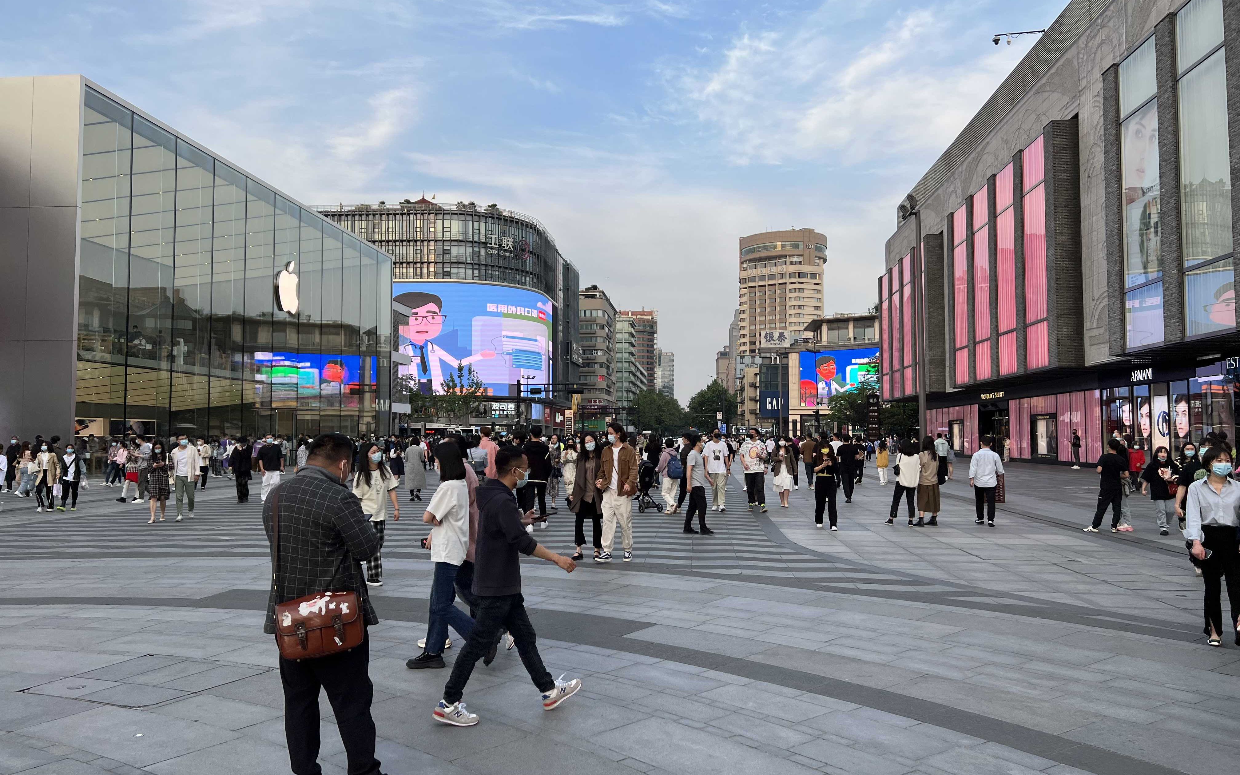 去年五一,杭州湖滨银泰附近人流量