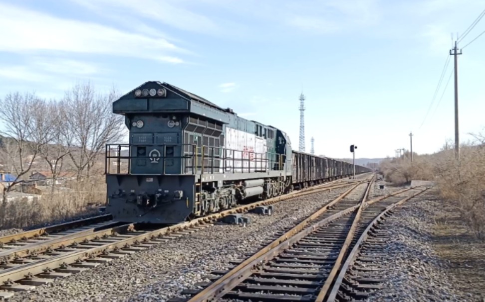 四梅线h87708次通过哈福站,本务机车倒开沈局吉段hxn5 0516机车,长