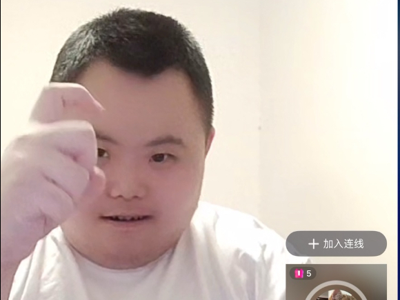 马文博展示公司手势91