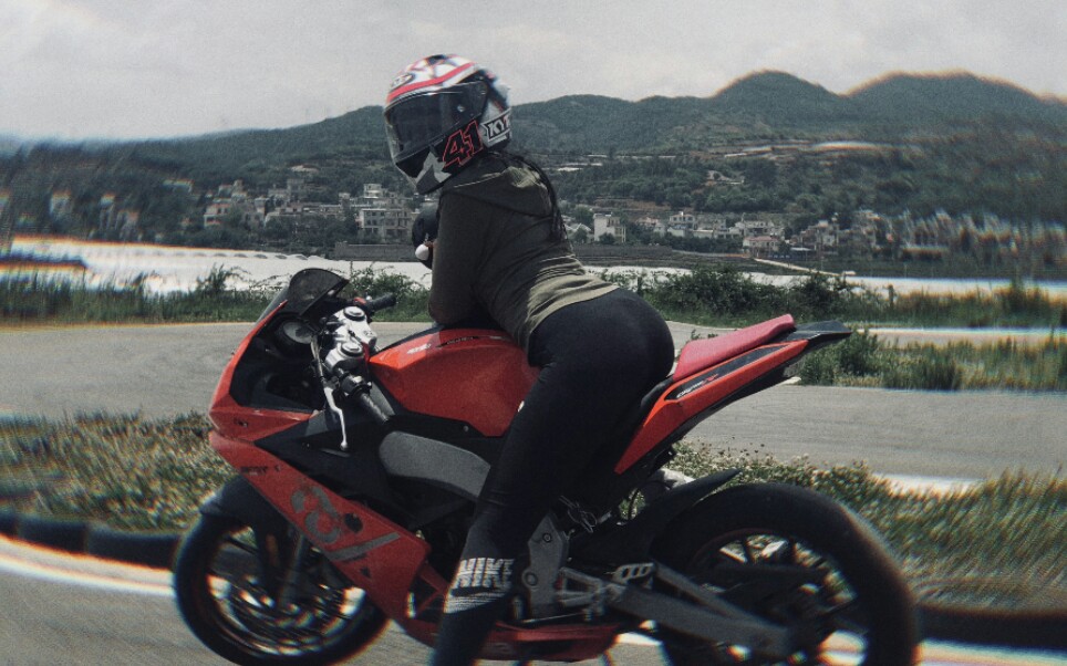 妹子怒考摩托车赛车手执照,结果全损收尾?