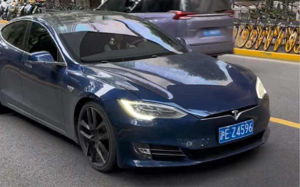 新天地街头偶遇蓝牌特斯拉models,这是特斯拉第一批车主,现在蓝牌