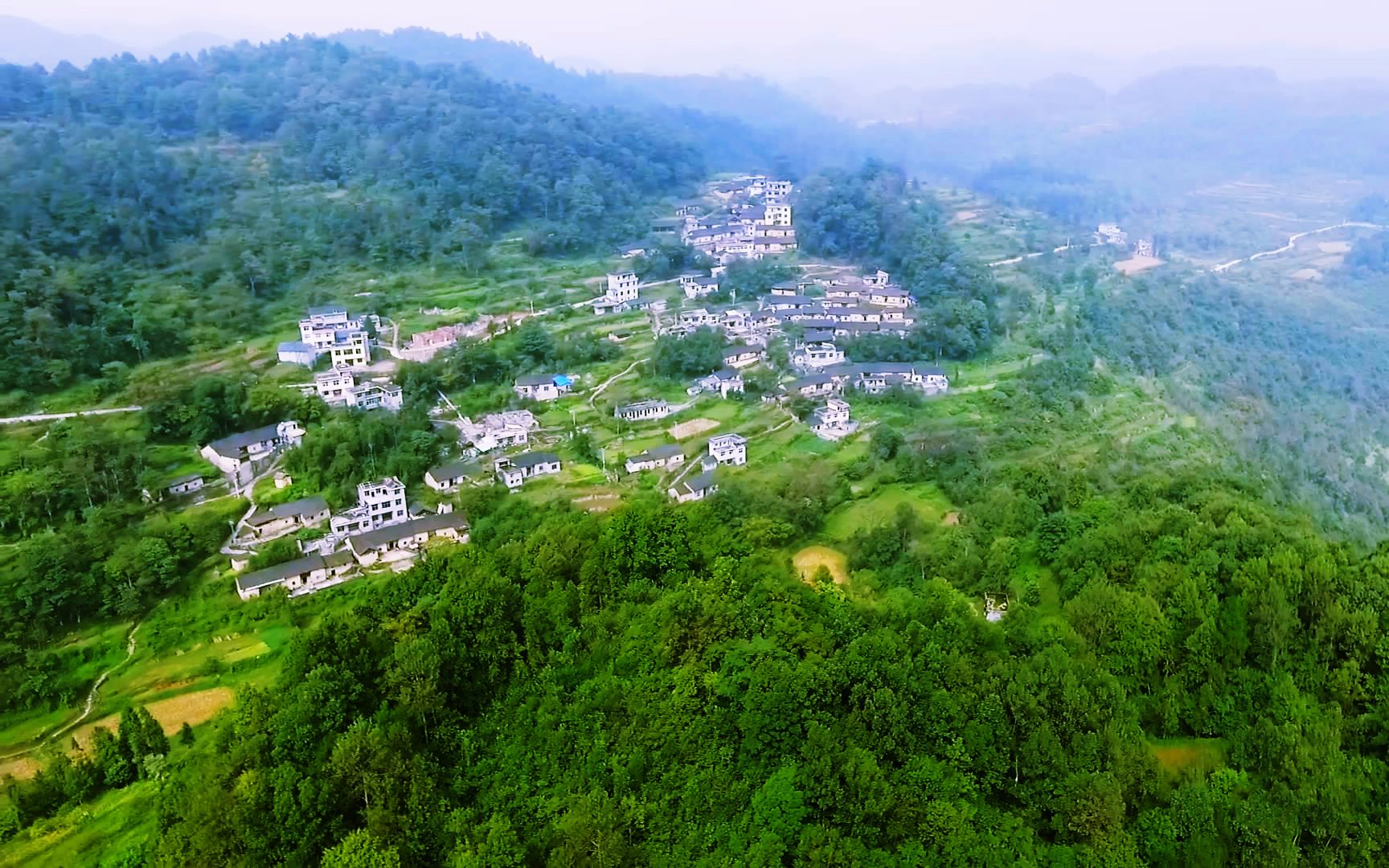 航拍湖南一个住在峡谷边上的农村苗寨过着世外桃源的生活