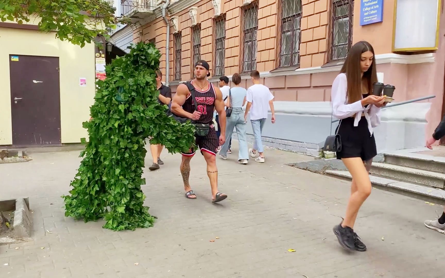 【搞笑恶作剧】乌克兰街头伪装成会动的植物整蛊吓路人#63