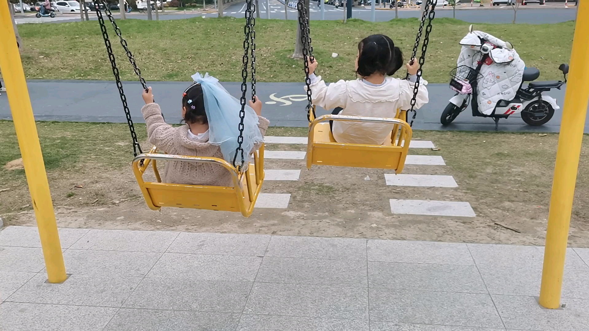 小孩子是不是都爱荡秋千?