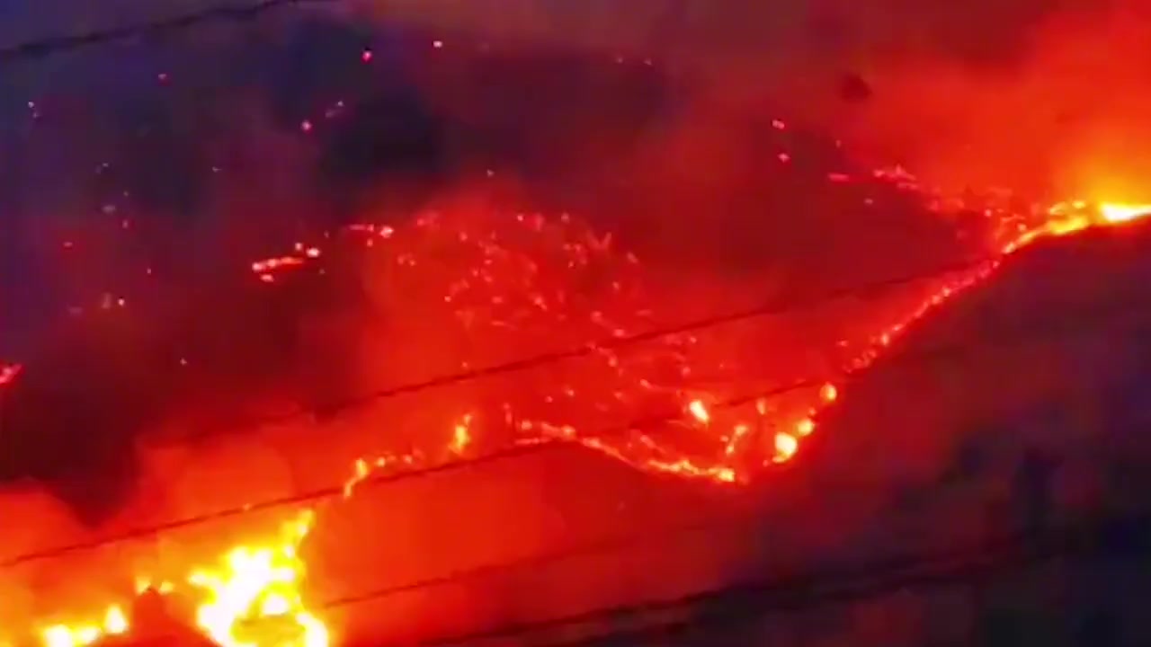 西昌山火再次出现复燃 大火漫山映红夜空 消防力量集合保护酒厂哔哩哔哩bilibili