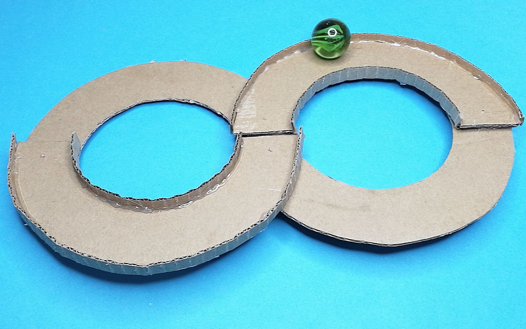 小壮手工自制8字形轨道,手工创意diy玩具,锻炼孩子手眼协调