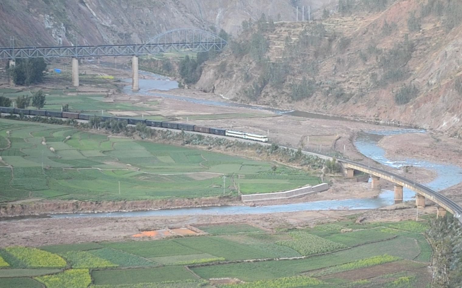 33605次通过成昆铁路法拉展线