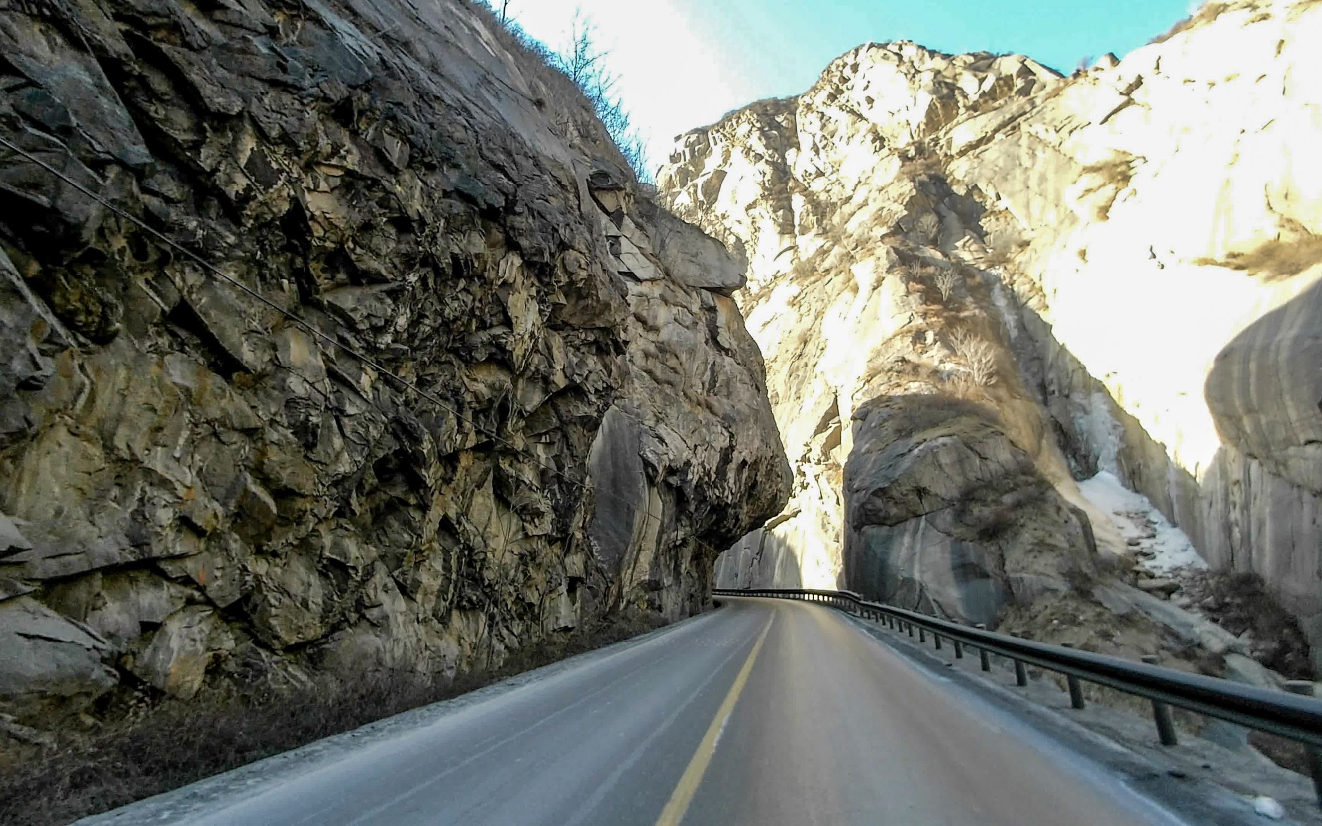 [图]穿越秦岭大敷峪，自驾游山路驾驶的秘境，山高沟深石头大