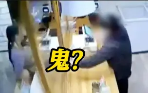 Скачать видео: 女子点餐后淡定掏出冥纸符咒结账 一句话吓得店员连连后退