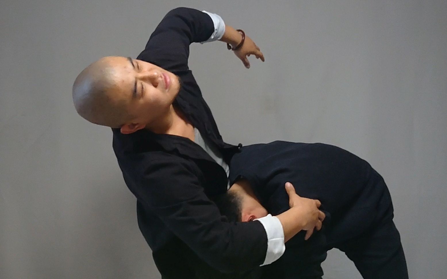 坏人想给你抱腿摔,先做这个动作,再制服对方就容易多了