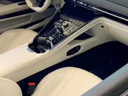 Télécharger la video: 全新Aston Martin DB12 太优雅了