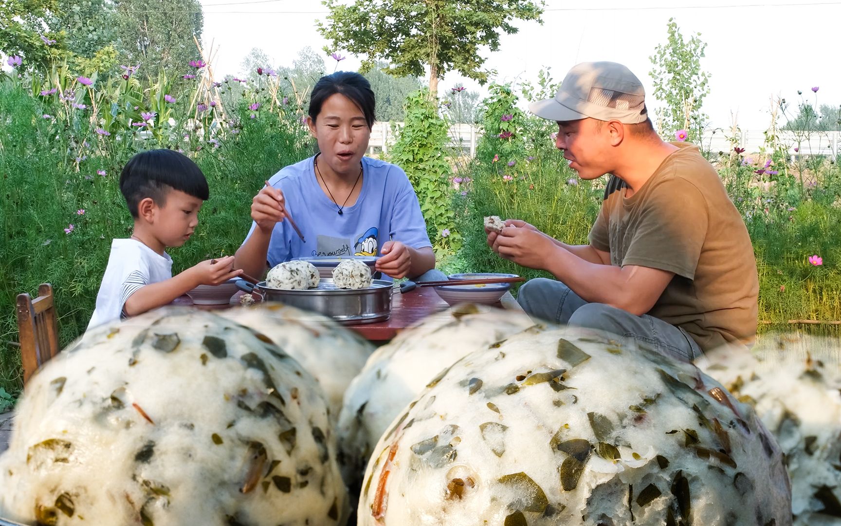 [图]菜园长了好多马齿笕，小勇拔了蒸野菜馒头，蘸着辣椒油吃太过瘾了