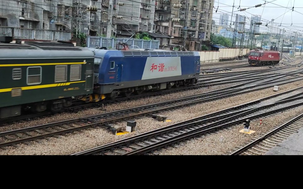 【中国铁路】k138怀化站进站交汇即将折返换向的k2286到达机,俩大车