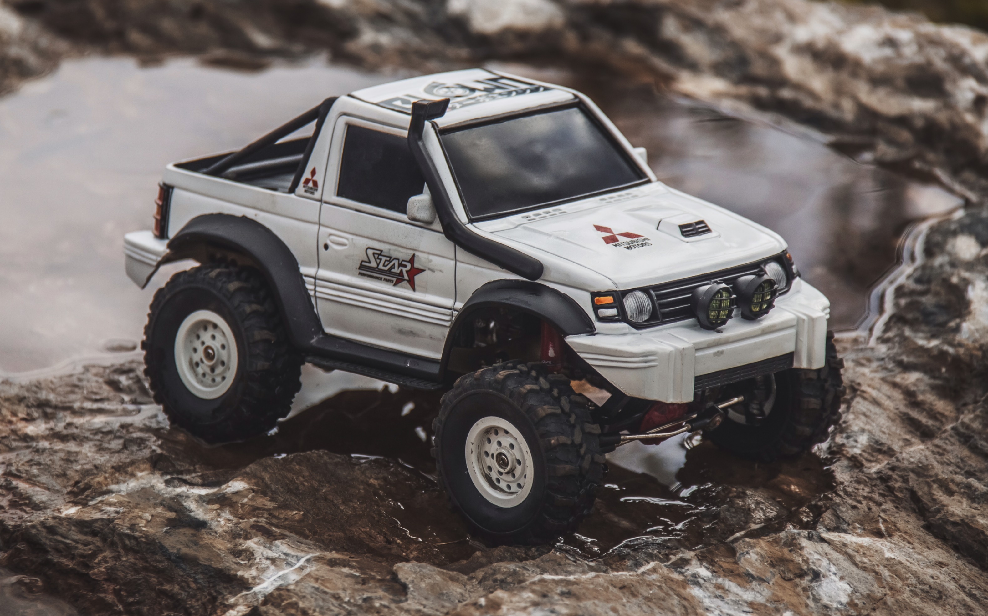 顽皮龙c24改装山猫短轴三菱帕杰罗v24下地过石滩