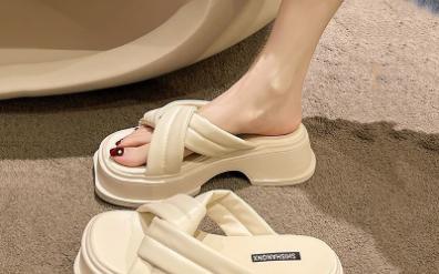 【优惠券】高级感拖鞋女夏外穿时尚2023新款厚底松糕一字拖ins潮爆款